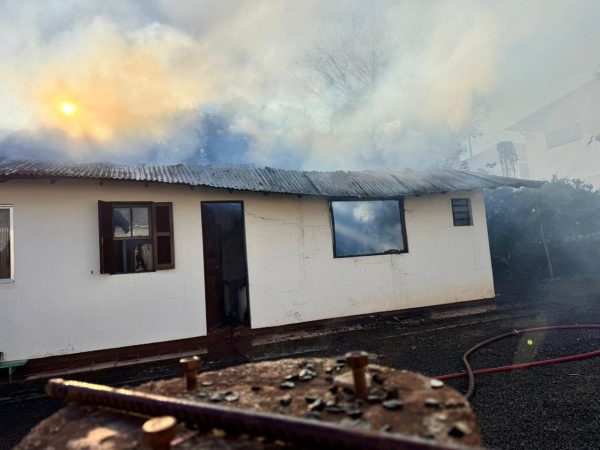 Casa é tomada pelas chamas em Bom Retiro do Sul
