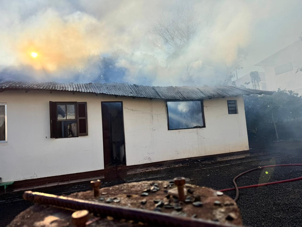 Casa é tomada pelas chamas em Bom Retiro do Sul