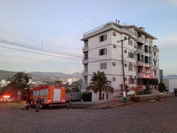 Carro pega fogo em garagem de prédio no centro de Encantado