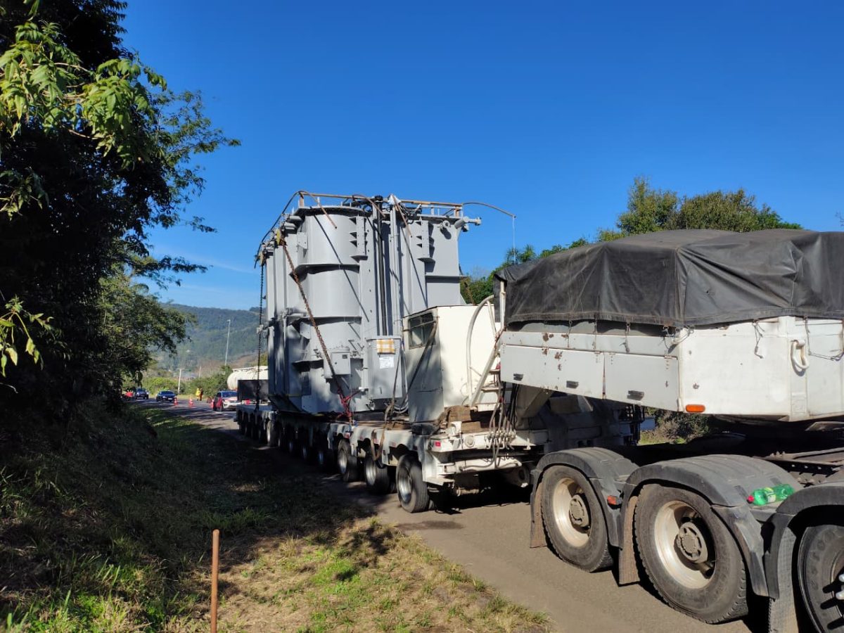 Pane em carreta com transformador de 108 toneladas causa bloqueio parcial na BR-386
