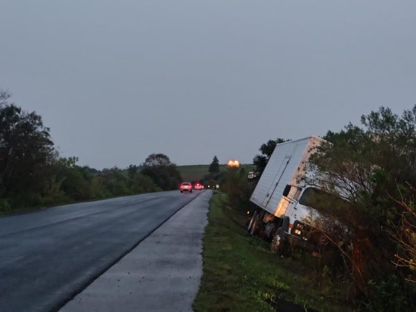 Caminhão sai da pista na RSC-453, em Estrela