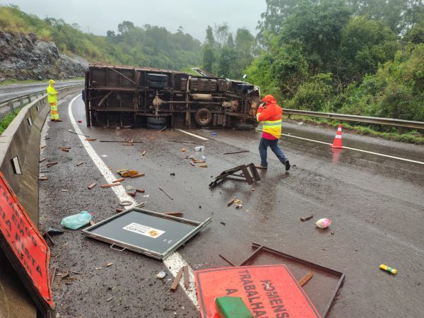 Caminhão tomba na BR-386 e bloqueia totalmente o trânsito em Marques de Souza