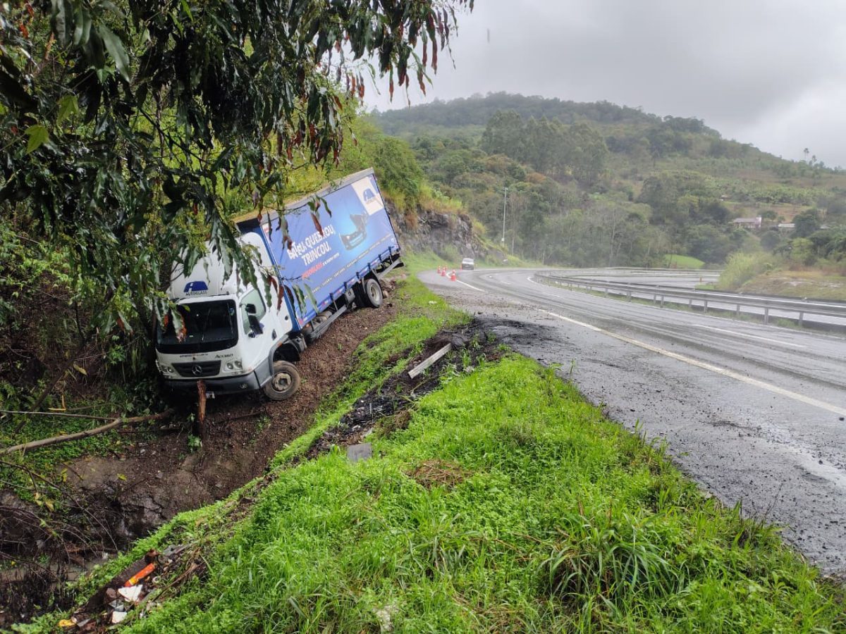 Caminhão sai da pista, cai em valeta e colide em árvore na BR-386