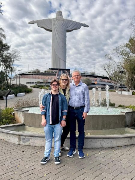 Ator gaúcho com síndrome de Down visita Cristo Protetor