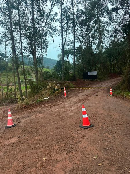 Estrada da Linha São João é interditada após desmoronamento