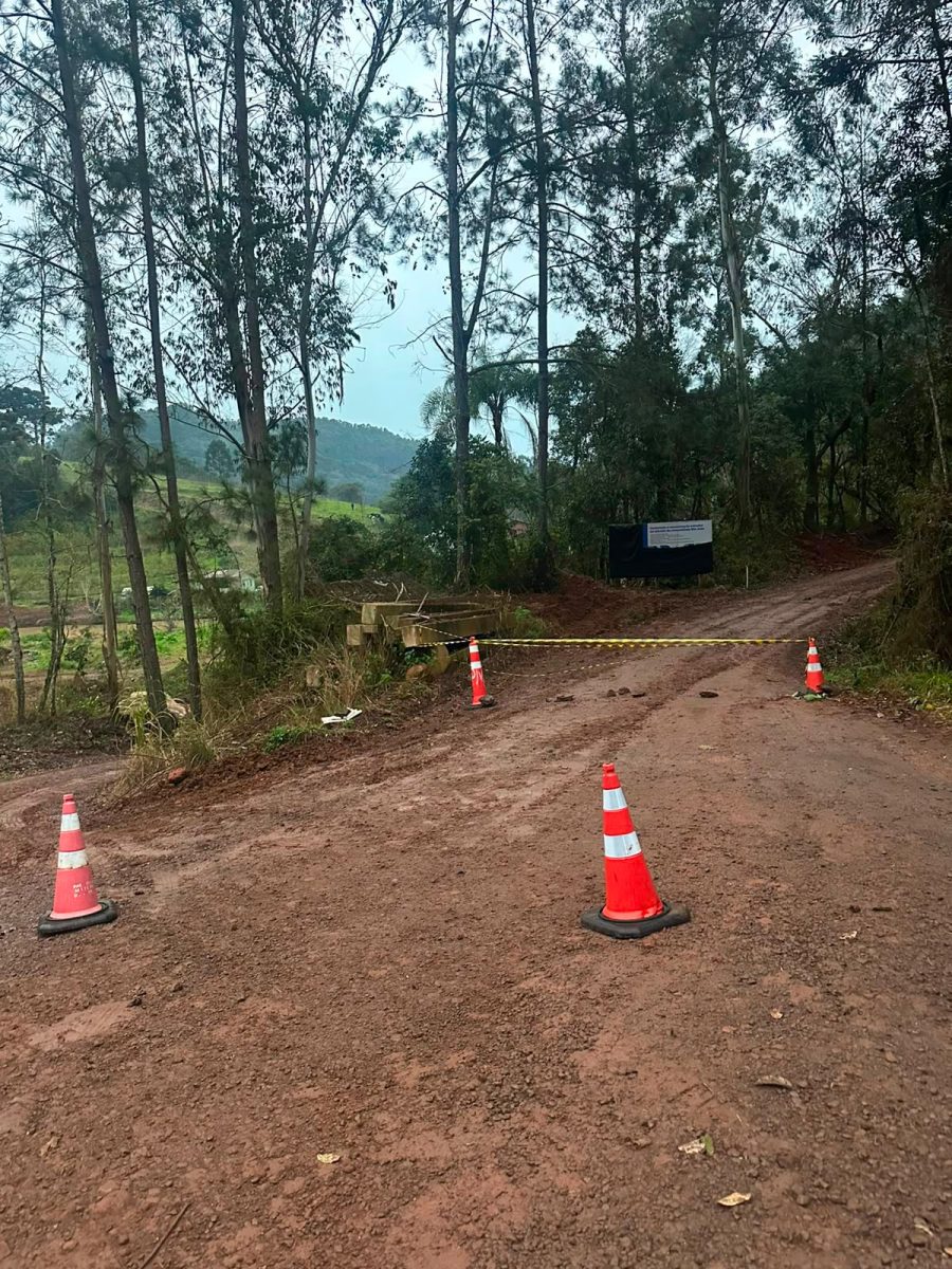 Estrada da Linha São João é interditada após desmoronamento