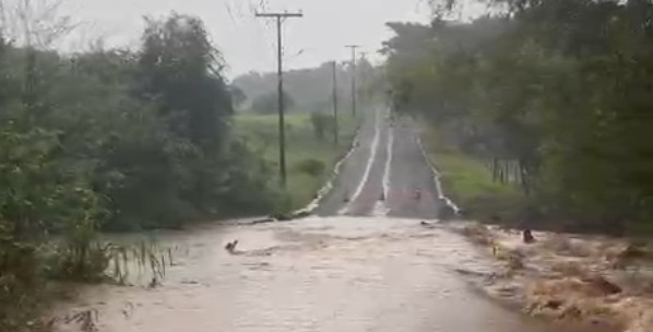 Arroio Saraquá transborda e bloqueia rua em Lajeado