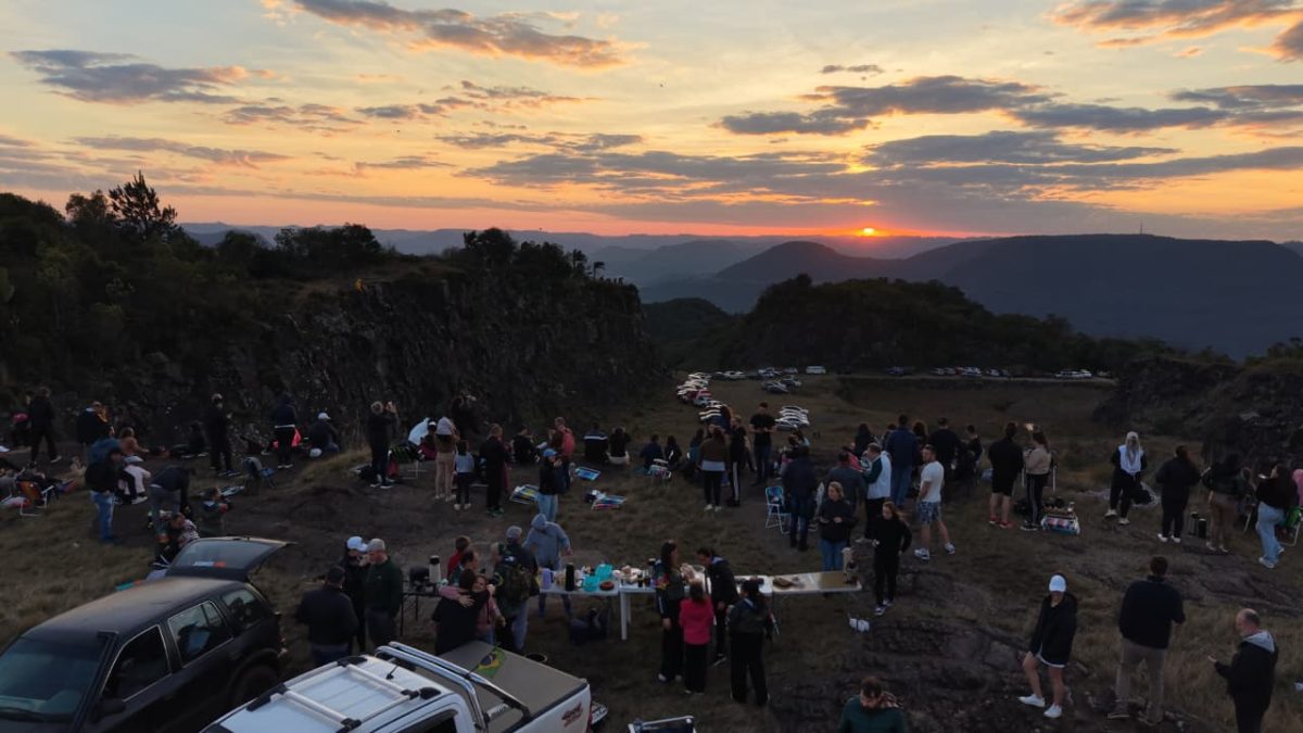 Café no Morro Gaúcho reúne cerca de 300 pessoas para contemplar o amanhecer em Arroio do Meio