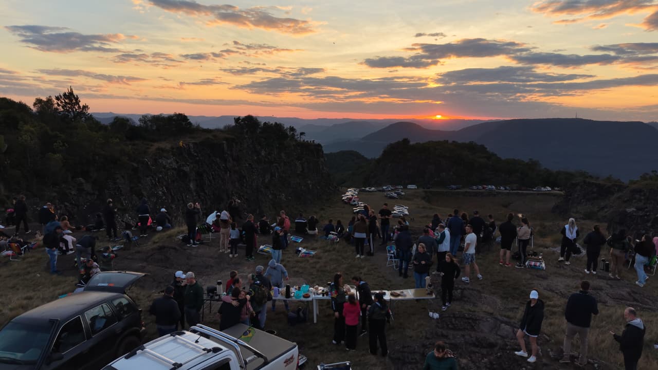 Café no Morro Gaúcho reúne cerca de 300 pessoas para contemplar o amanhecer em Arroio do Meio