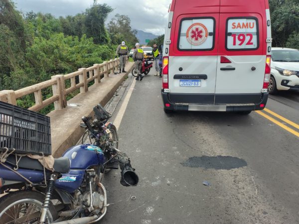 Motociclista fica ferido após colidir contra mureta de ponte na ERS-130