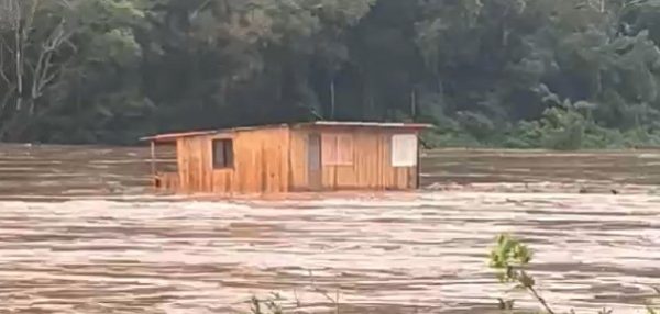 Força da água arrasta casa no começo do Rio Taquari
