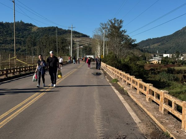Travessia a pé vira rotina após bloqueio da ponte entre Muçum e Encantado