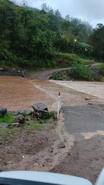 Ponte baixa é interditada em Vila Haas