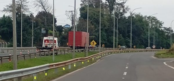 Caminhão com pane mecânica bloqueia faixa da BR-386, em Estrela