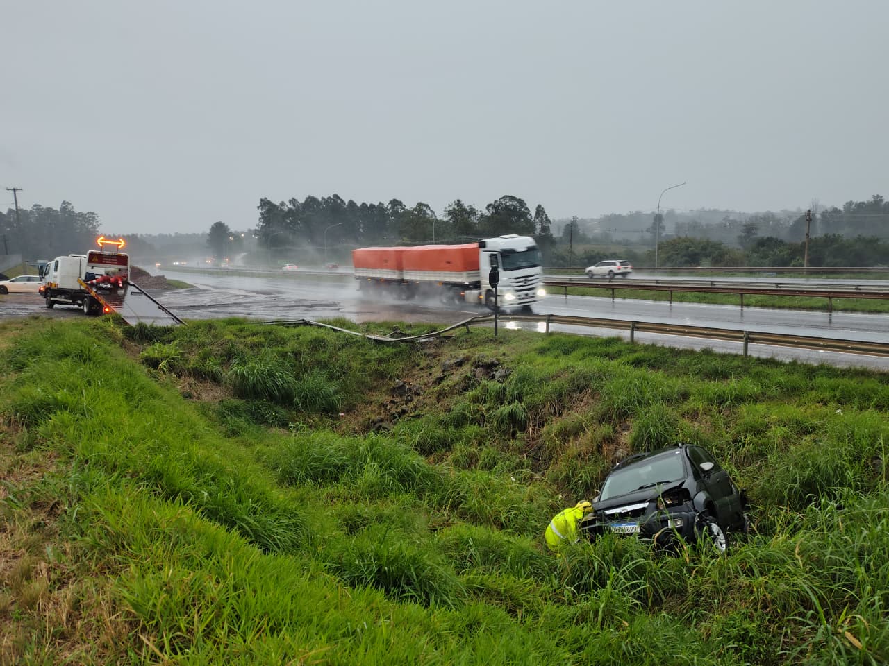 Carro cai em vala e motorista fica ferido na BR-386, em Estrela