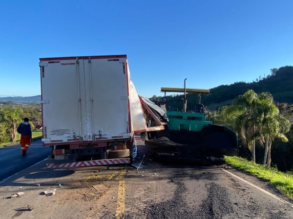 Caminhão carregado com ovos colide com máquina de asfaltamento na ERS-453