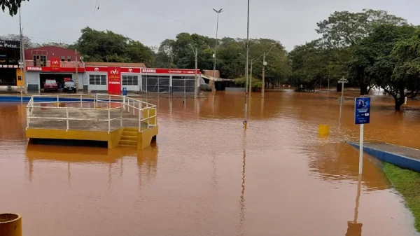 Rio Uruguai inunda cidades. Menor volume de chuva afasta risco ao Vale