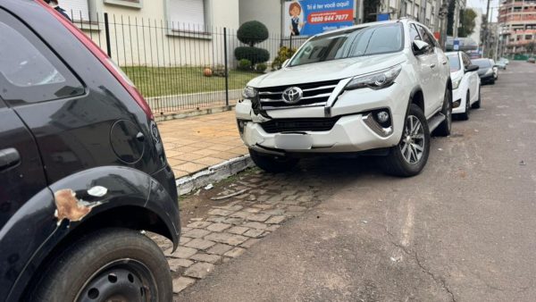 Jovem de 18 anos bêbado tenta fugir após atingir três carros em Lajeado