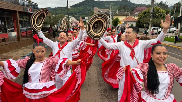 Desfile reúne quatro países e encerra Festival do Folclore em Imigrante
