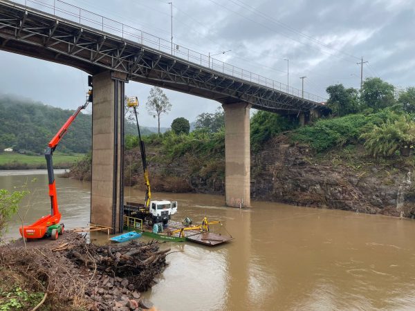 Equipes trabalham para concluir escoras do pilar na ERS-129
