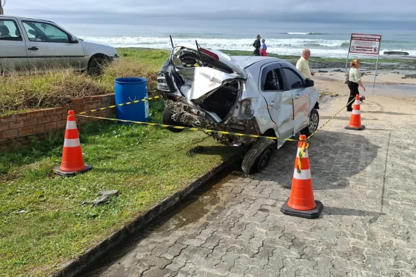 Carro cai de encosta do Morro do Farol, em Torres