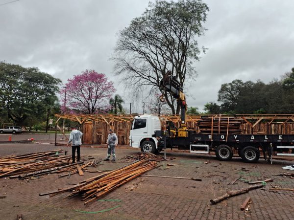Materiais de ranchos do Parque dos Dick são retirados por risco de enchente