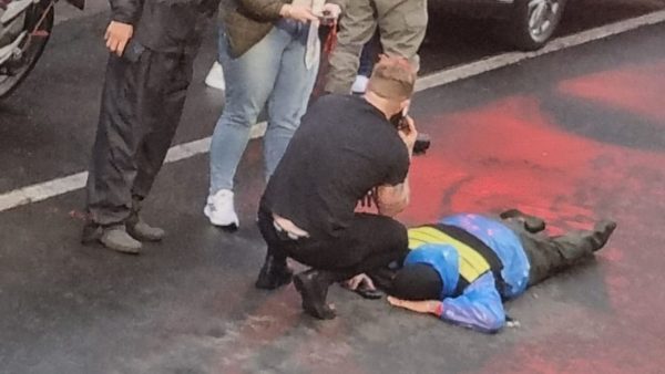 Jovem aguarda quase uma hora a chegada de ambulância após acidente