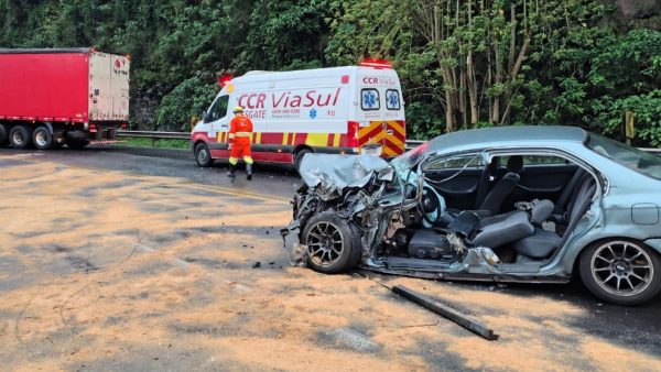 Colisão frontal com carreta na BR-386 deixa motorista preso às ferragens