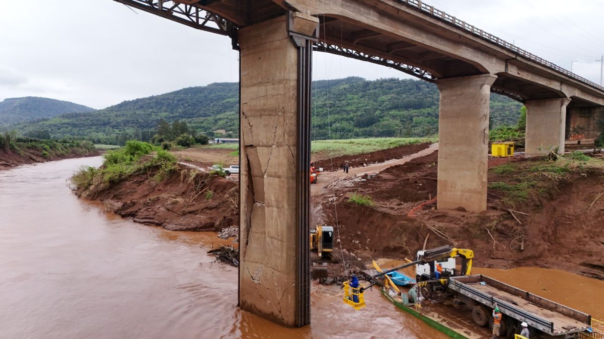 Elevação de rio dificulta conclusão das escoras de pilar na ERS-129