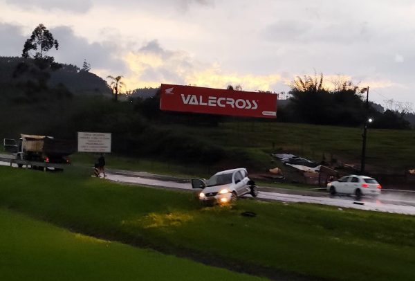 Colisão entre carro e caminhão deixa motorista ferido durante forte chuva em Paverama