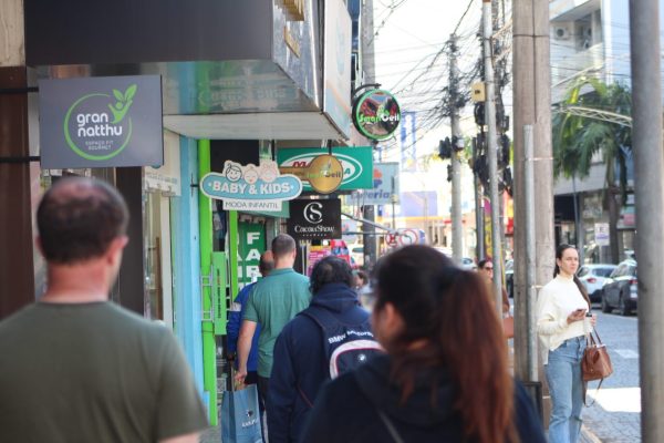 Vale fecha 72 vagas em julho, mas mantém saldo positivo no ano