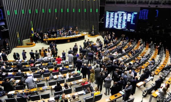 Congresso analisa fim da escala 6×1 e “taxa das blusinhas” nesta semana
