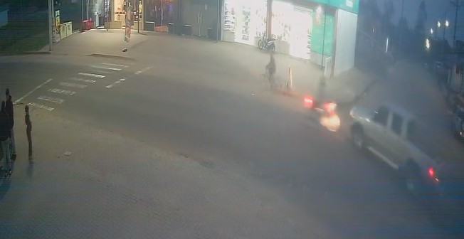 Câmera flagra veículo obstruir frente e motociclista fica ferido