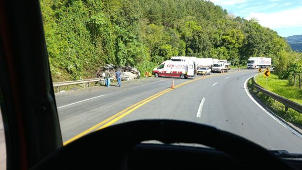 Duas pessoas ficam feridas após tombamento de caminhão na BR-386