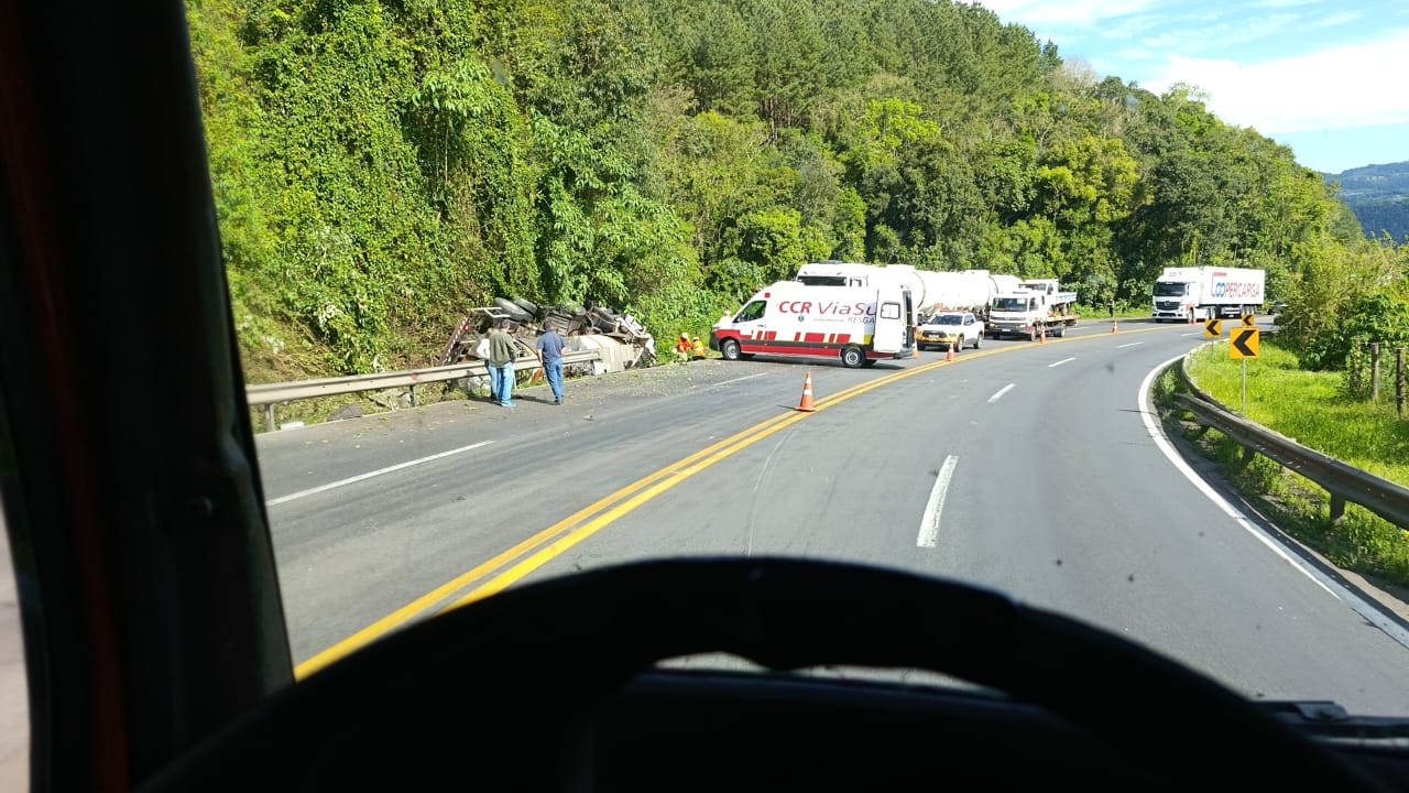 Duas pessoas ficam feridas após tombamento de caminhão na BR-386