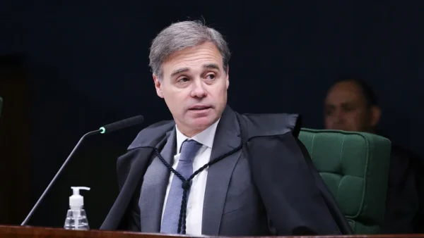 Mendonça envia ao plenário do STF caso envolvendo relatório sobre Moraes