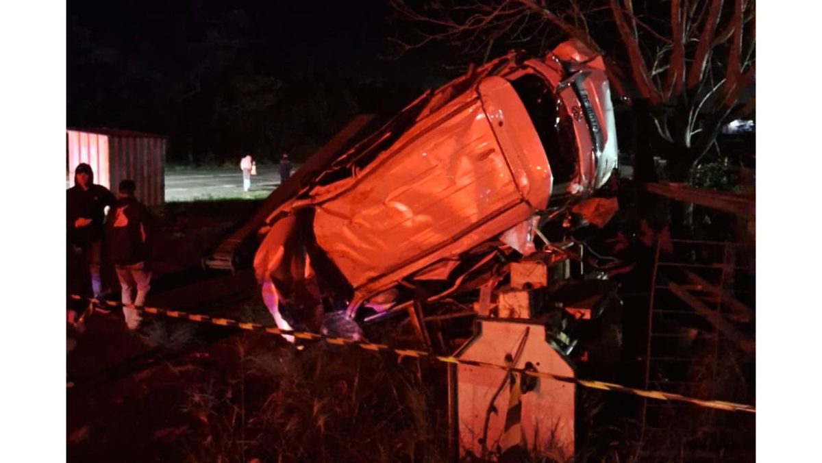 Capotamento de caminhonete deixa um morto e uma mulher ferida na RSC-453
