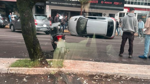Colisão entre carro e moto deixa duas pessoas feridas em Lajeado