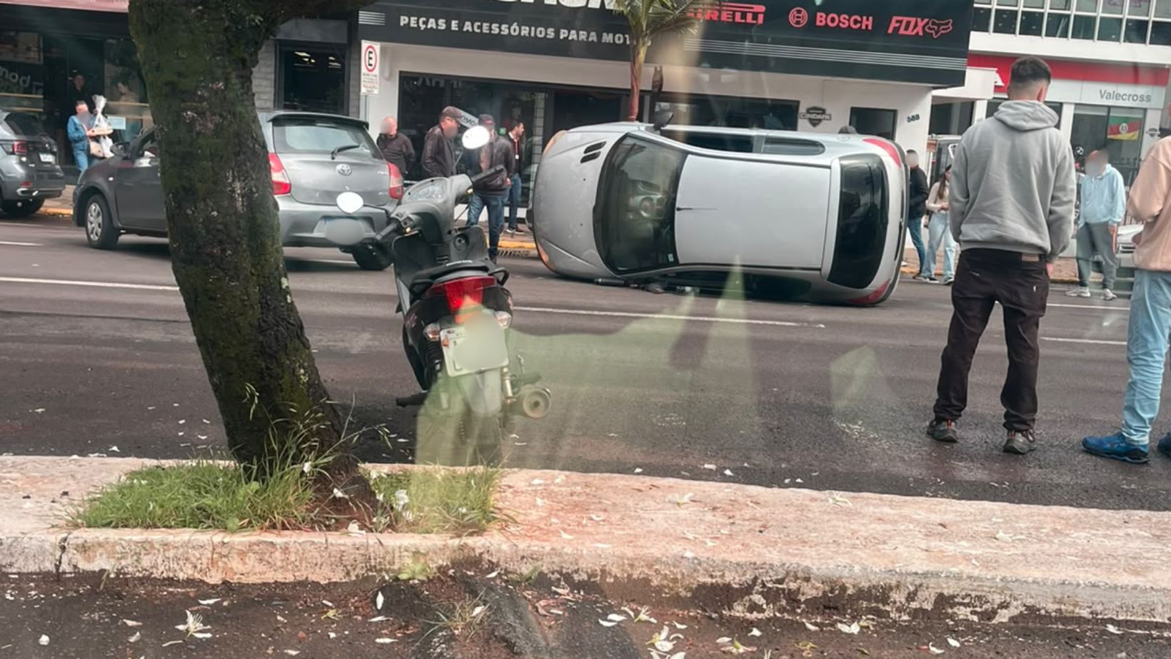 Colisão entre carro e moto deixa duas pessoas feridas em Lajeado