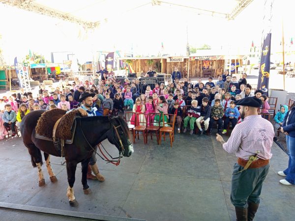 Alunos têm aula de encilha e contato com animais