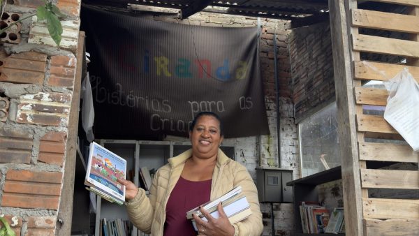 Ex-foliã do Carnaval faz da garagem a biblioteca sem portas do bairro