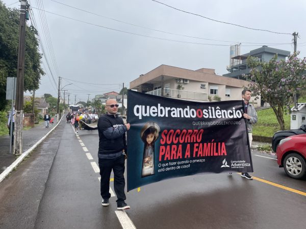 Caminhada alerta para violência contra mulheres, crianças e idosos