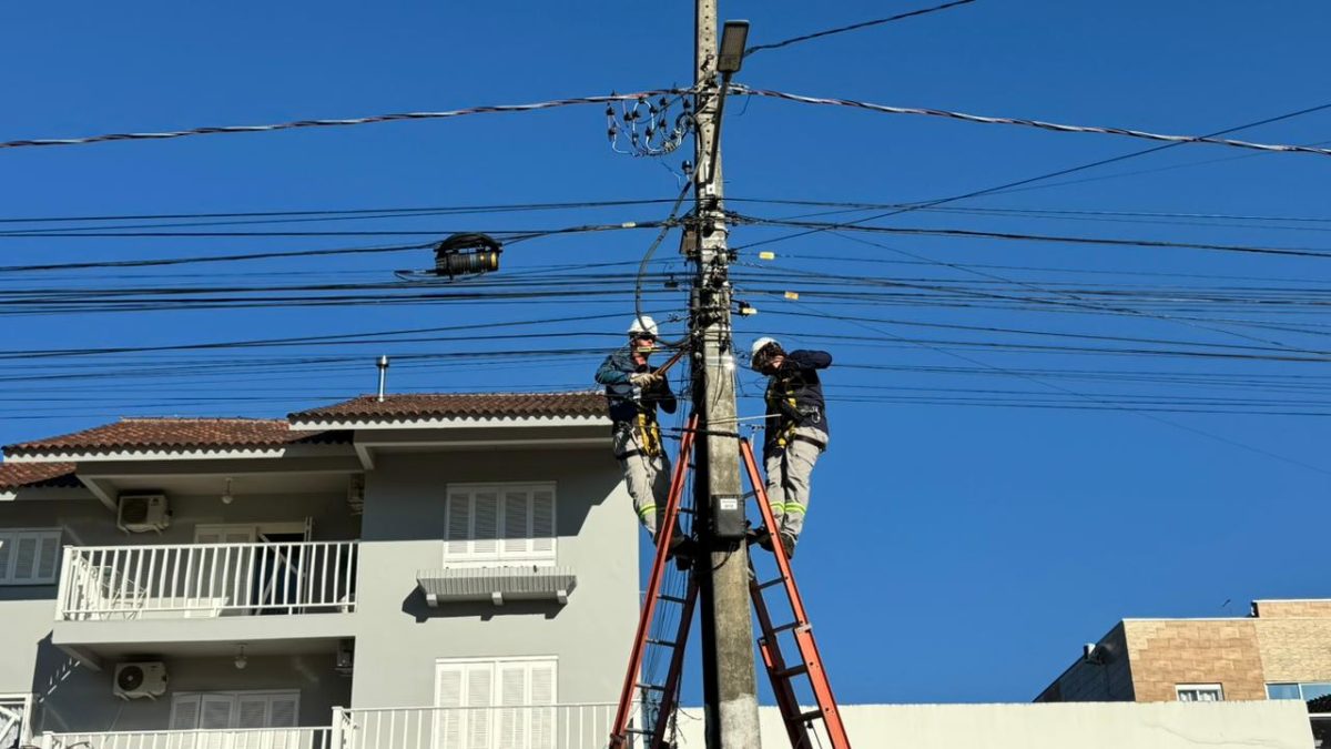 Projeto Poste Limpo começa retirada de fiação excedente