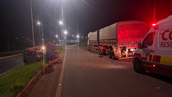 Idoso fica em estado grave após colisão traseira entre carro e carreta