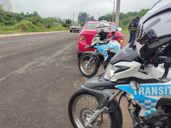 Batida entre dois carros deixa danos materiais na Ponte Seca
