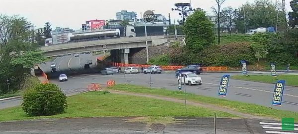Câmera flagra colisão entre veículos na avenida Pasqualini