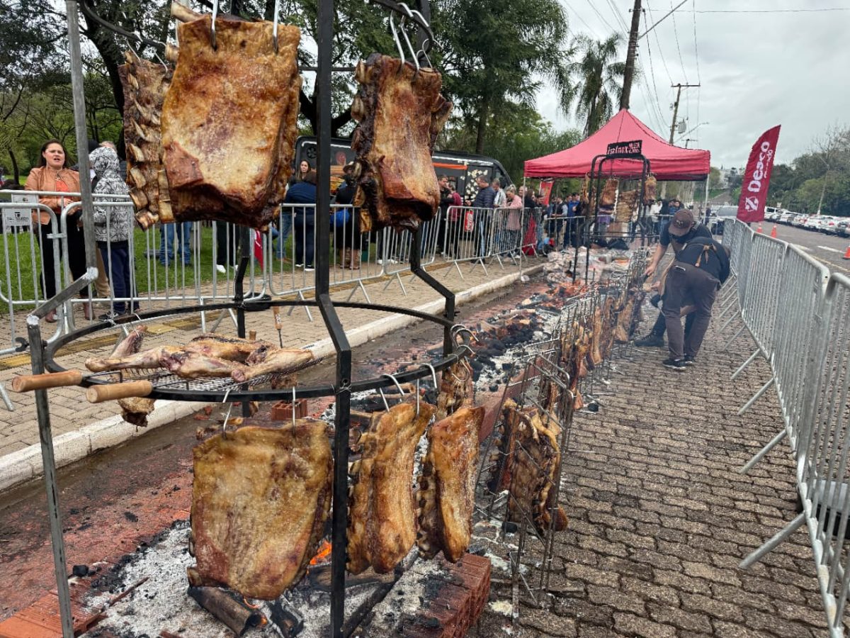 Degustação de costelão atrai cerca de mil pessoas