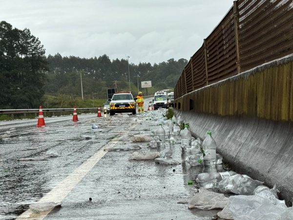 Carga de água cai de caminhão na BR-386 próximo a Bom Retiro do Sul