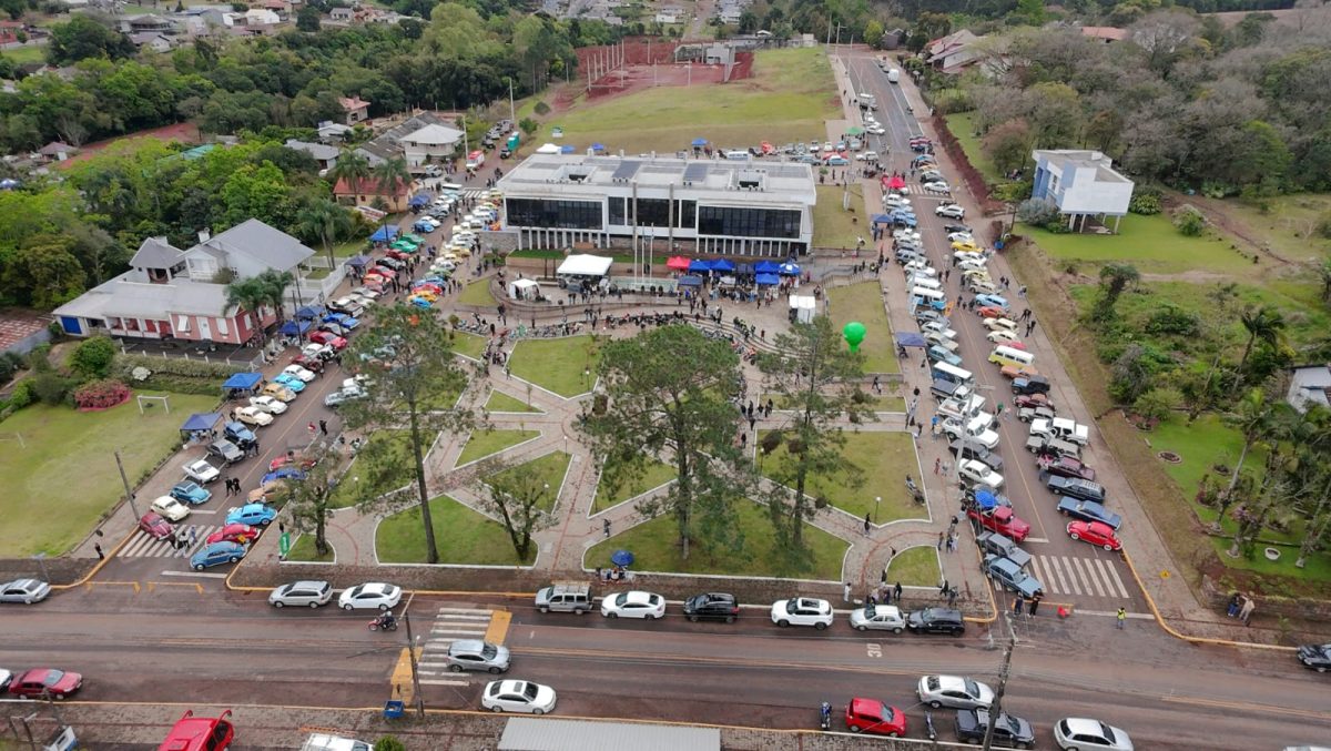 Encontro de carros antigos reúne cerca de 310 veículos