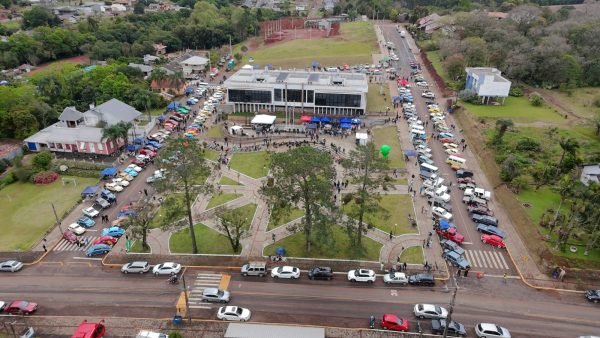 Encontro de carros antigos reúne cerca de 310 veículos